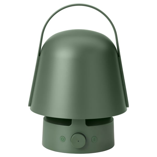 VAPPEBY-högtalarlampan med ett handtag, grönt till färgen, tillverkat av plast och silikon. Den har en trendig, modern design och är idealisk för utomhusbruk.