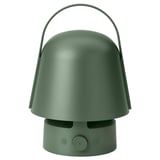 VAPPEBY-högtalarlampan med ett handtag, grönt till färgen, tillverkat av plast och silikon. Den har en trendig, modern design och är idealisk för utomhusbruk.