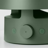 En elegant grön utomhushögtalare med kontroller och ett handtag, som betonar dess förstklassiga design och funktionalitet.