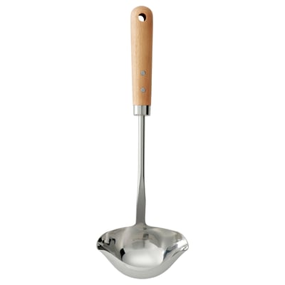 En VARDAGEN-slev med trähandtag och skål i rostfritt stål, designad för att enkelt hällas från båda sidor.