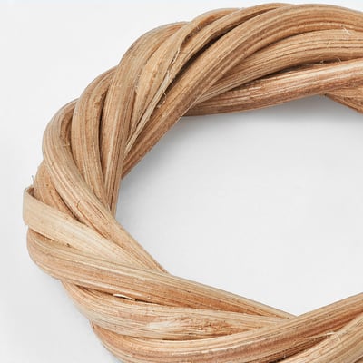 Fyra handvävda servettringar i beige rotting på rad.