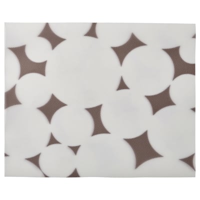 Vit bordstablett med spridda bruna stjärnmönster, tillverkad av återvunnen polyester.