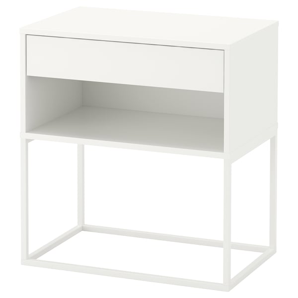 Ett vitt VIKHAMMER sängbord med en enkel design, med en soft-close-låda och öppen förvaringshylla.