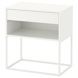 Ett vitt VIKHAMMER sängbord med en enkel design, med en soft-close-låda och öppen förvaringshylla.