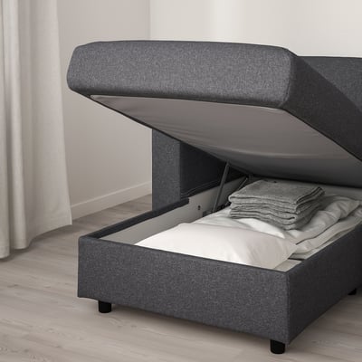 Modern grå soffa med uppfällbar schäslong som avslöjar förvaring, perfekt för dolt utrymme.