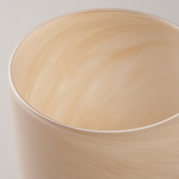 Vacker ljusstake i glas, handgjord med fina mönster, som reflekterar varmt levande ljus.