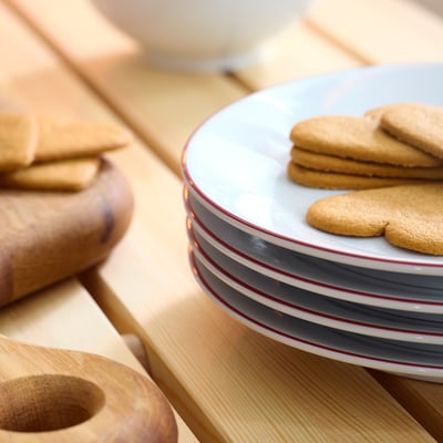 VINTERFINT vit tallrik med röd kant, rund, enkel design. Tillverkad av fältspatporslin.