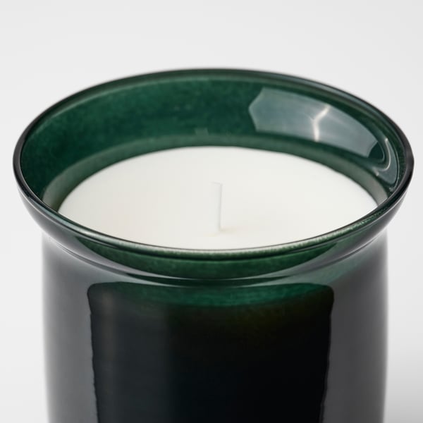 Grönt glasljus med vitt vax, en otäld veke. Kvalitetsmaterial, fräsch mintdoft.