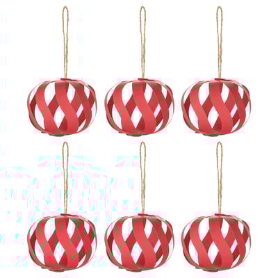 Sex röda pappersornament med jutehängare, sfärisk form med ett rött och vitt diamantmönster.
