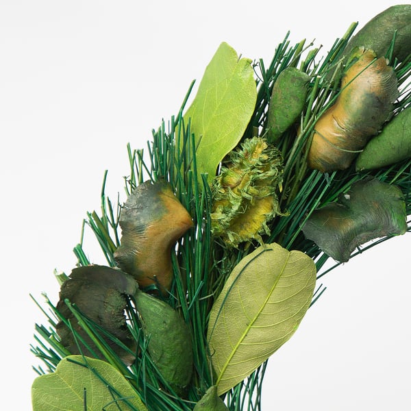 Dekorativ krans med torkade växter och blommor, fin kvalitet, naturliga färger, lämplig för dörr eller vägg.