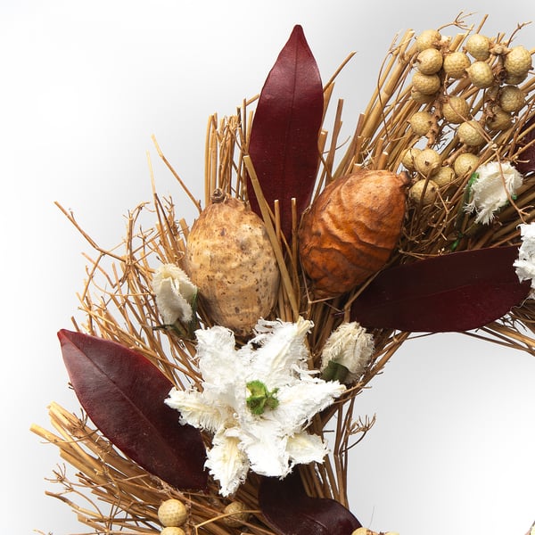 Torkad blommig krans med dämpade toner, texturerade blad och knoppar, arrangerade i en robust, rustik design, som utstrålar naturlig elegans.