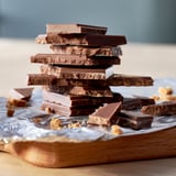 Staplade chokladkakor med krispiga pepparkakssmulor; krämig och krispig konsistens.