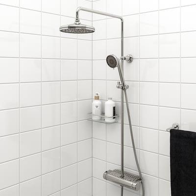 VOXNAN duschkombination: väggmonterad, silver, plast och krom, elegant modern design. Stora huvud- och handduschar, förvaringshylla, säkerhet.