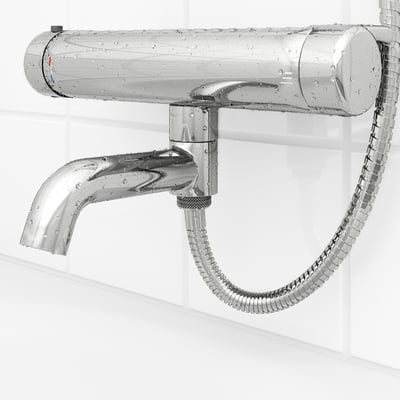 Kromat duschsystem med flexibel slang och justerbar pip. Säkerhetsstopp vid 38°c, skållningshämmande funktion.