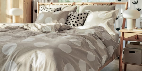 KLYNNETÅG Duvet cover and pillowcase, beige/white/dotted, 150x200/50x80 cm