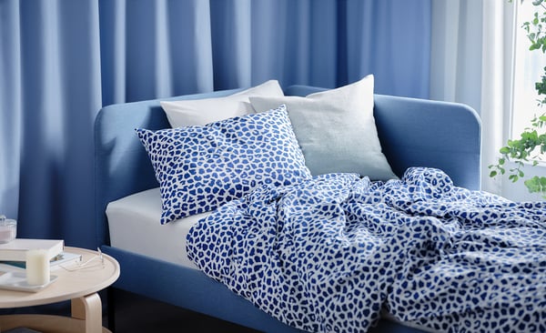 KVASTFIBBLA Duvet cover and 2 pillowcases, white/dark blue, 200x200/50x80 cm