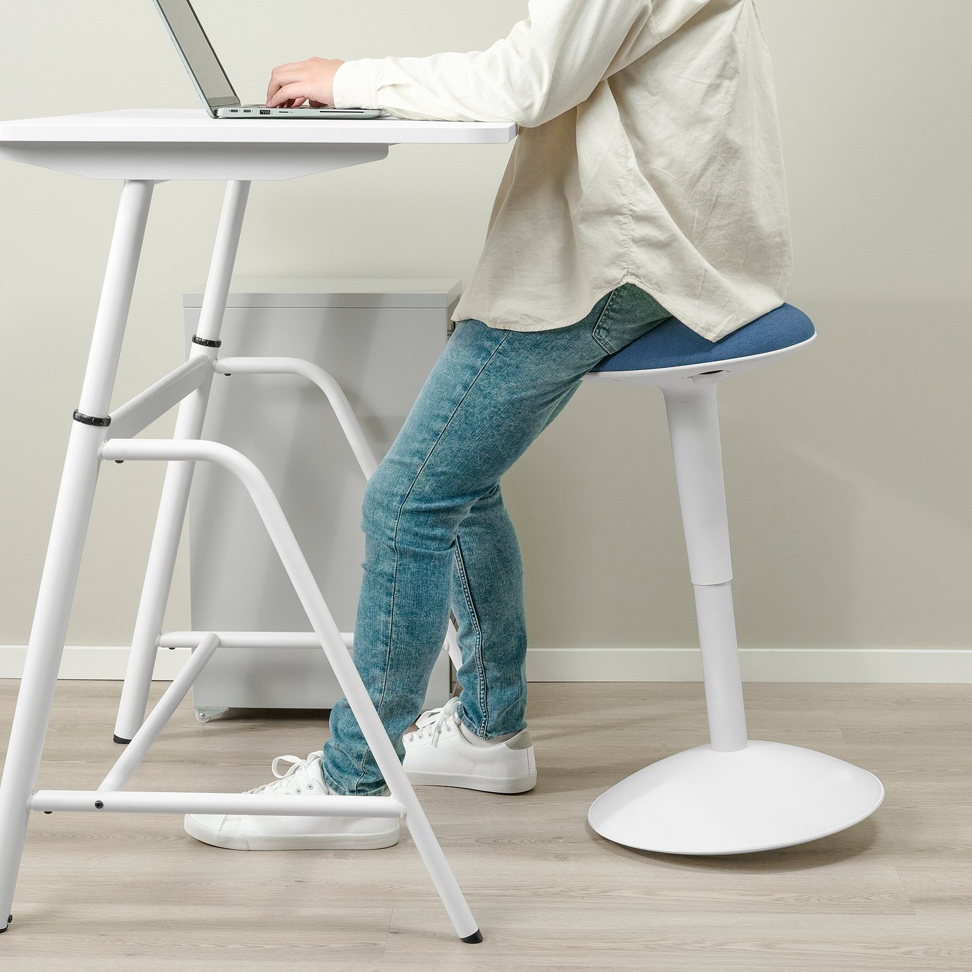 NILSERIK スタンディングサポート　 ホワイト/ヴィースレ ダークブルー NILSERIK standing support, black/Vissle dark gray - IKEA US
