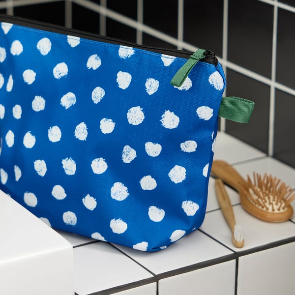 SKOGSSALLAT Toiletry bag, blue/white/dotted