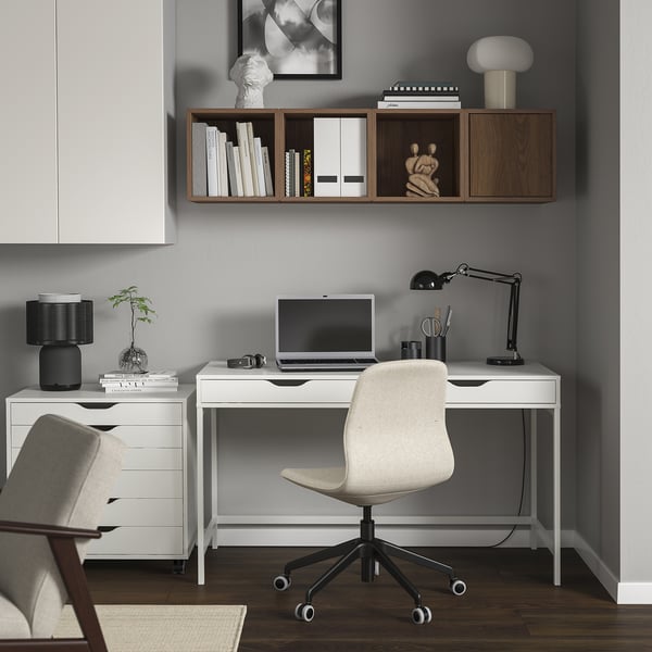 Sodobna domača pisarna s shrambo EKET, mizo, stol, svetilke, leseni poudarki.