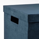 Modra žametna škatla za shranjevanje z izrezanimi ročaji. Visokokakovostna tkanina, trdna konstrukcija, idealna za shranjevanje predmetov.
