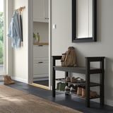 HEMNES črno stojalo za čevlje z vrečko z vrvico, poleg kuhinjskih vrat. Majhna, lepo se prilega.