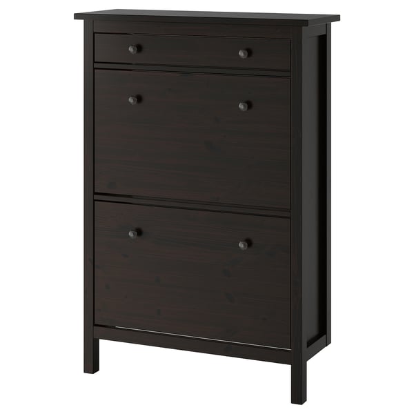 Črno-rjava lesena omarica za čevlje IKEA HEMNES. Ima 6 predelkov z dvojnimi vrstami in preprosto, klasično obliko.