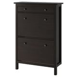 Črno-rjava lesena omarica za čevlje IKEA HEMNES. Ima 6 predelkov z dvojnimi vrstami in preprosto, klasično obliko.