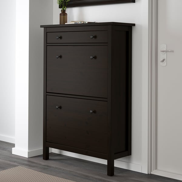 Črna omarica za čevlje HEMNES ustreza 14 parom, prezračevanim predelkom, ki jih je mogoče namestiti na steno.