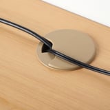 Luknja za kabel v leseni mizi za urejeno upravljanje.