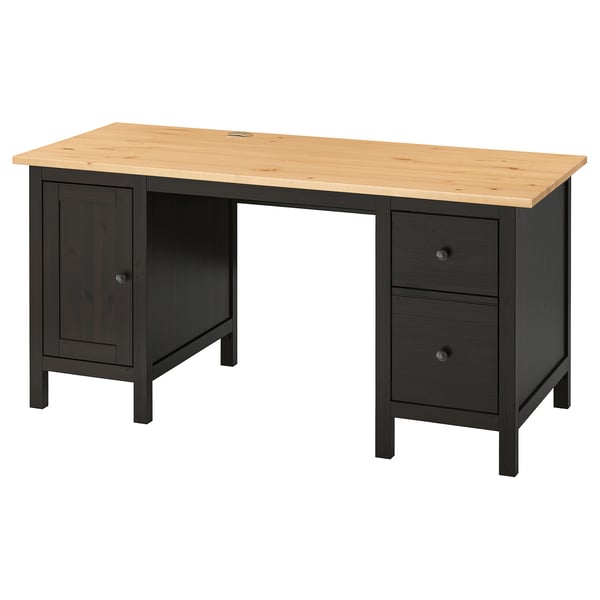Ikea HEMNES miza v črno-rjavi barvi s svetlo lesenim vrhom. Ima omarico z vrati in predali na desni.