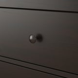 Predal iz temnega lesa z elegantnim okroglim kovinskim ročajem, ki prikazuje visoko kakovostno obdelavo in izdelavo.
