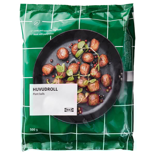 Zelena IKEA vrečka s kuhanimi rastlinskimi kroglicami v ponvi, označena z HUVUDROLL rastlinskimi kroglicami 500g.