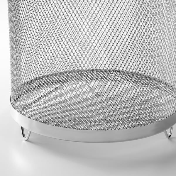Bližnji posnetek mrežice loncev za kuhanje na pari IKEA 365+. Trpežno nerjaveče jeklo, enakomerna porazdelitev toplote.