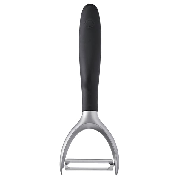 Črni lupilnik ikea s srebrnim rezilom in ergonomskim ročajem.