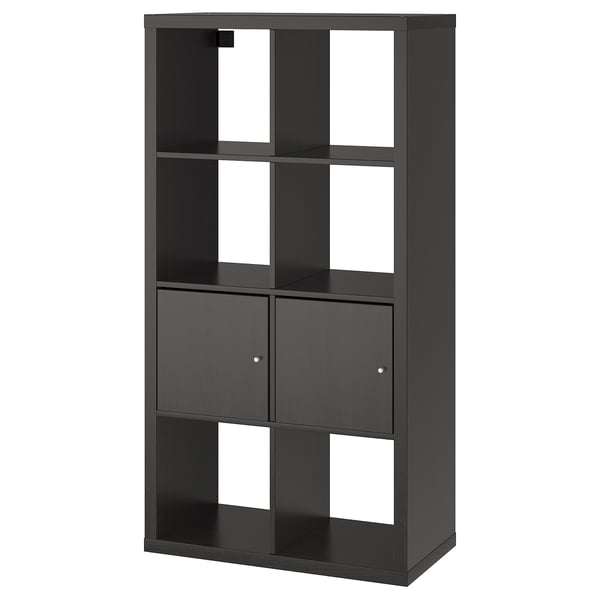 Črni regal KALLAX znamke ikea, združuje odprto in zaprto shranjevanje, eleganten in funkcionalen.