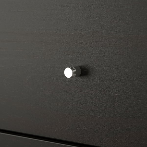 Bližnji posnetek elegantnega, črnega ročaja predala KALLAX; sodoben in minimalističen dizajn.