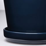 Temno modri sadilnik z ujemajočim se krožnikom, eleganten dizajn, gladki robovi, trpežen zaključek.