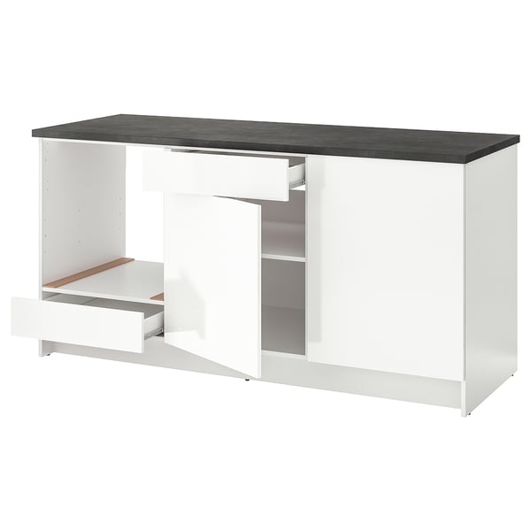 KNOXHULT bela modularna kuhinjska enota. Predali in odprta polica. Eleganten, sodoben dizajn s črnim pultom.