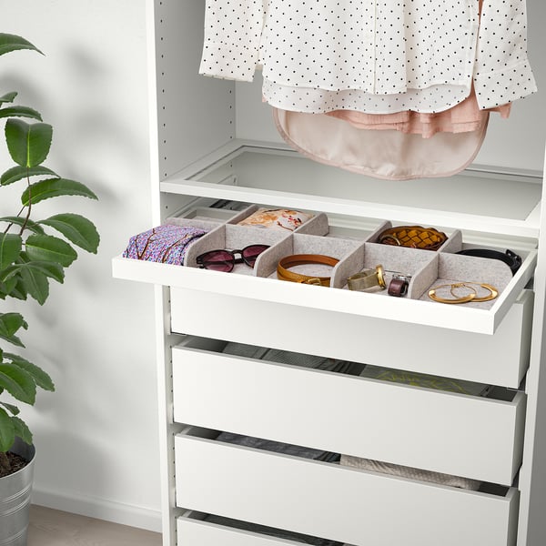 Beli organizator garderobe z izvlečnim pladnjem IKEA KOMPLEMENT za sončna očala, pasove in nakit.