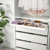 Beli organizator garderobe z izvlečnim pladnjem IKEA KOMPLEMENT za sončna očala, pasove in nakit.