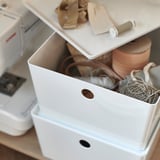 Bele škatle za shranjevanje, zasnovane za organizacijo; idealno za obrt ali pripomočke; zložljiv, trpežen in odporen na prah.