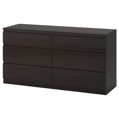 Temno lesena komoda s 6 predali. Pravokotna oblika, preprosta zasnova.