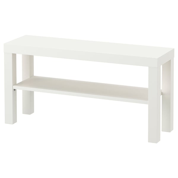 Bela ikea LACK tv klop, pravokotne oblike, s preprostim in minimalističnim dizajnom. Ima dve polici za shranjevanje in podporo.