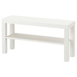 Bela ikea LACK tv klop, pravokotne oblike, s preprostim in minimalističnim dizajnom. Ima dve polici za shranjevanje in podporo.
