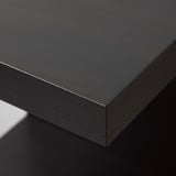Ravna polica bLACK, eleganten dizajn, sodoben zaključek, nameščen na steno, minimalističen slog.