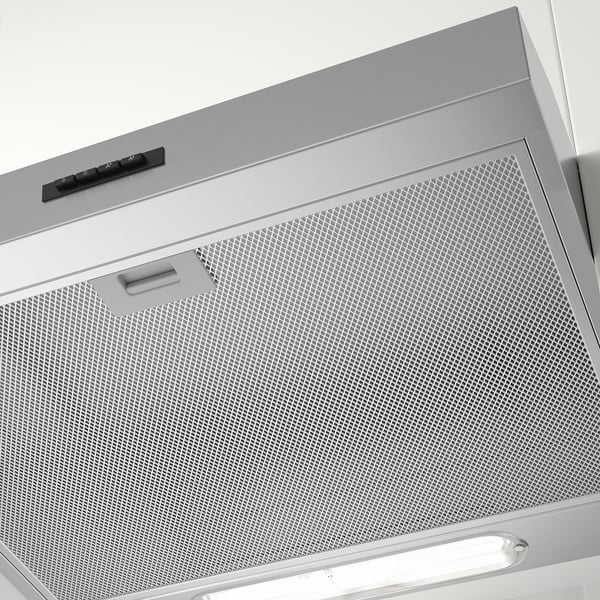 Kuhinjska napa iz nerjavečega jekla z integrirano LED lučjo, nadzorno ploščo in mrežastim filtrom.