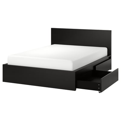 Sodobna črna postelja MALM z visokim vzglavjem, štirimi vgrajenimi predali za shranjevanje in elegantnim dizajnom za kompaktne prostore.