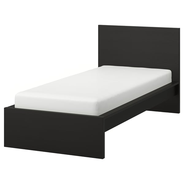 Minimalistična črna lesena postelja z visokim vzglavjem, čistimi linijami, nastavljivimi stranmi postelje in belo vzmetnico.