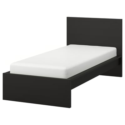 Minimalistična črna lesena postelja z visokim vzglavjem, čistimi linijami, nastavljivimi stranmi postelje in belo vzmetnico.