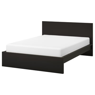IKEA MALM črni okvir postelje z belo vzmetnico.